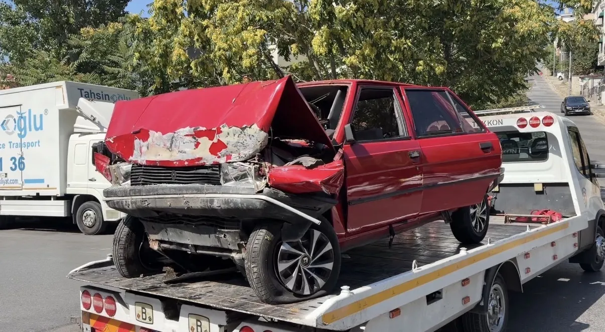 Ataşehir'de sürücü direksiyon hakimiyetini kaybetti; duvara çarpan otomobilde 3 yaralı
