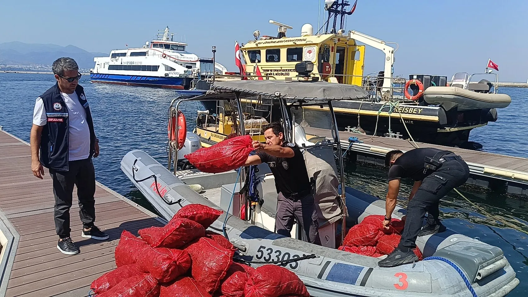 İnciraltı açıklarında yasa dışı midye avına polis baskını