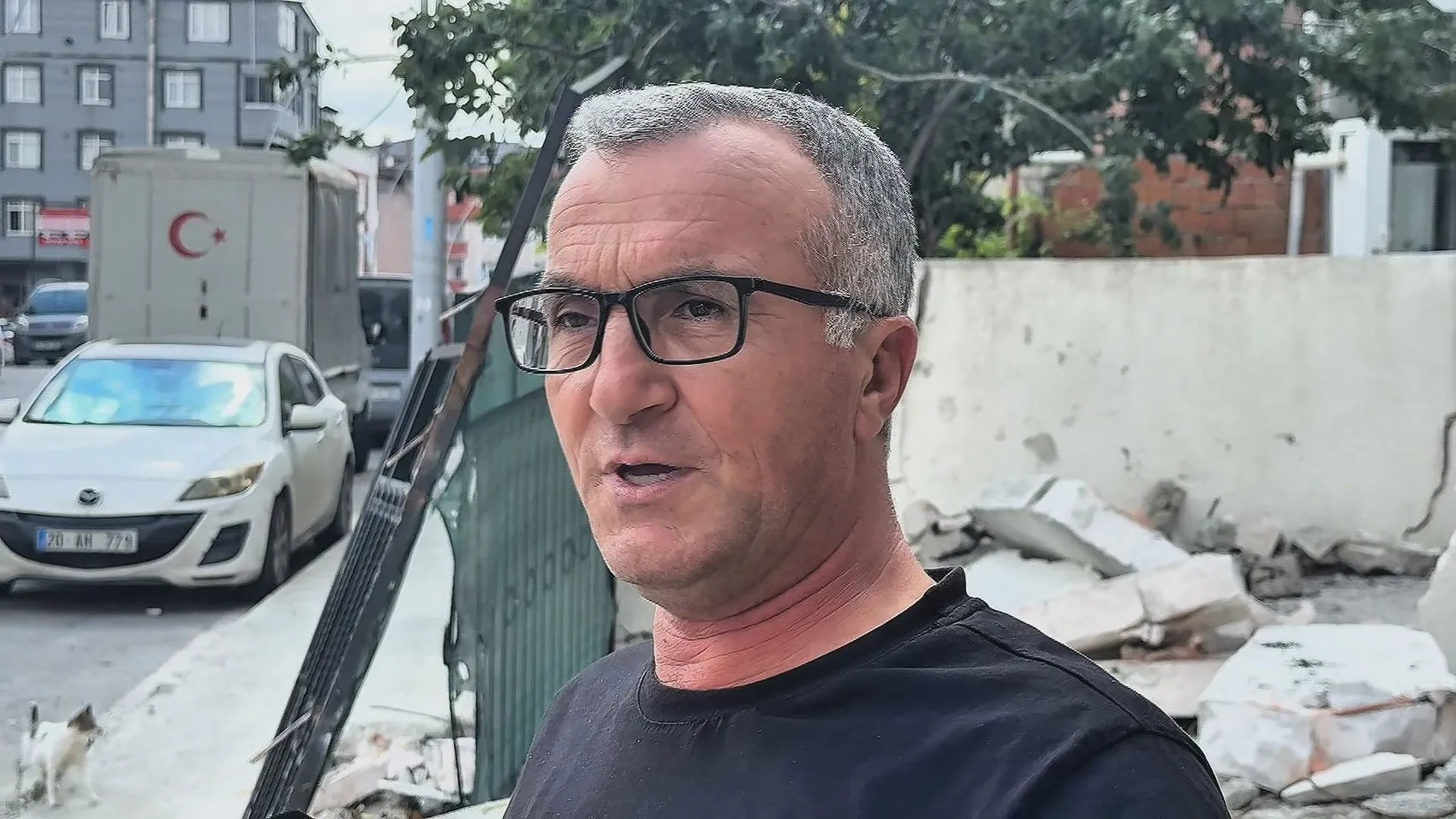 Arnavutköy'de korku dolu anlar: Servis minibüsü bahçeye daldı, mahalleli isyan etti