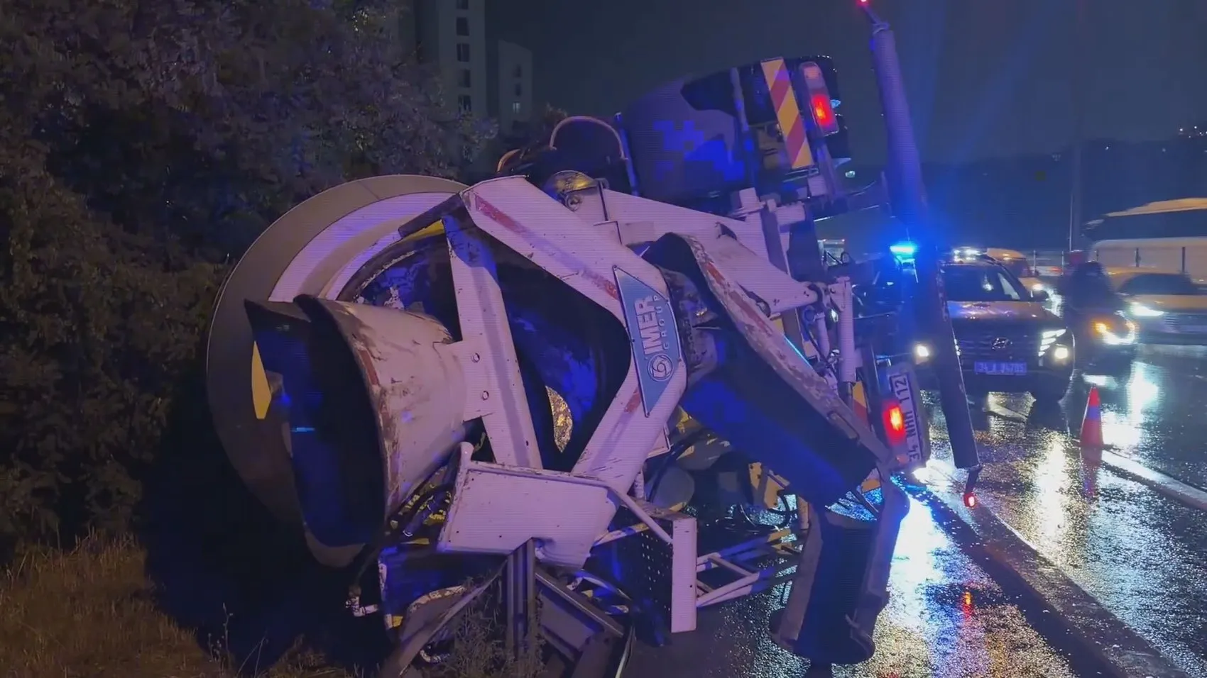 Samandıra'da beton mikseri devrildi Yol bir süre trafiğe kapandı