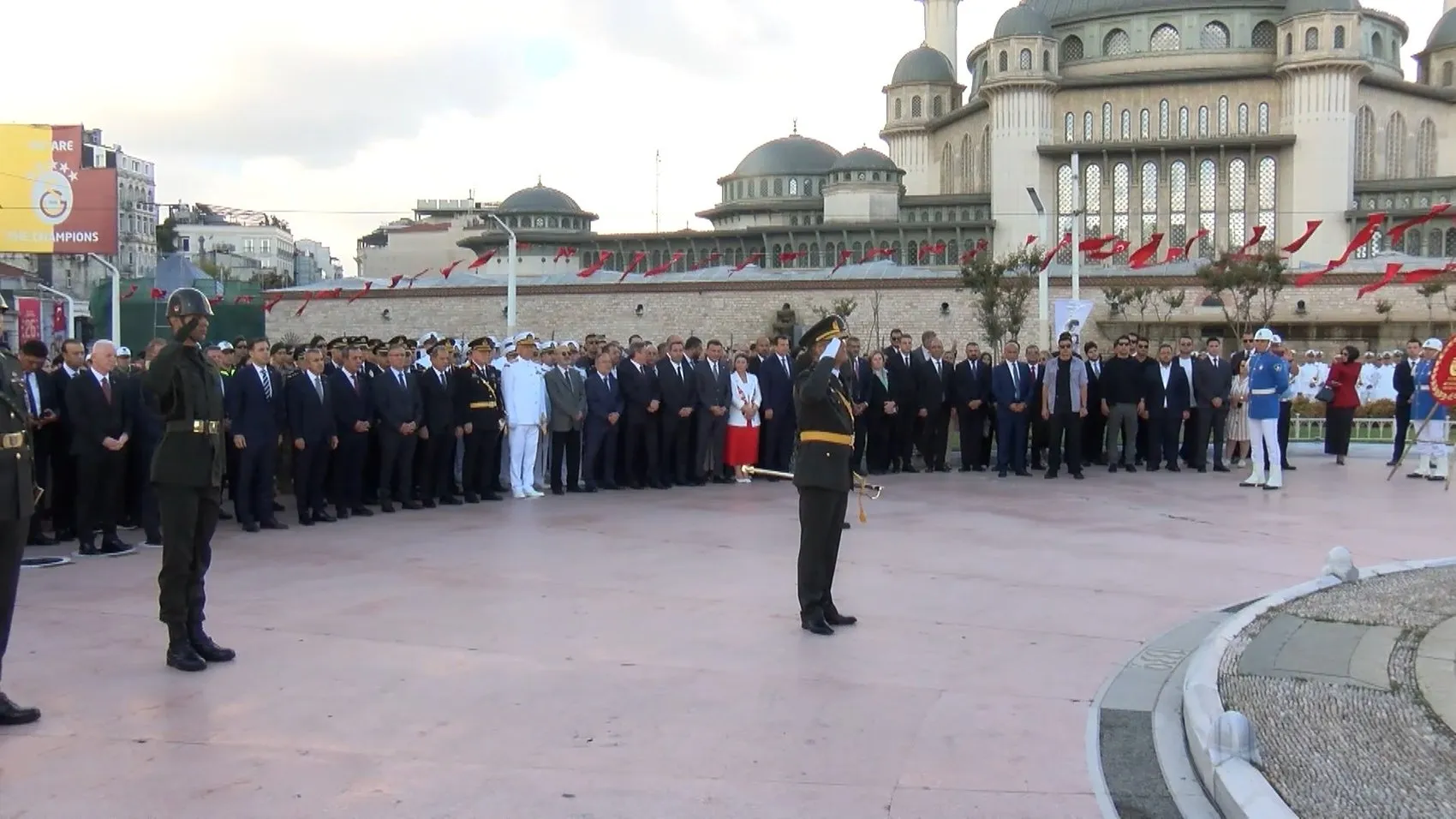 Taksim'de 30 Ağustos coşkusu: Cumhuriyet Anıtı'nda resmi tören