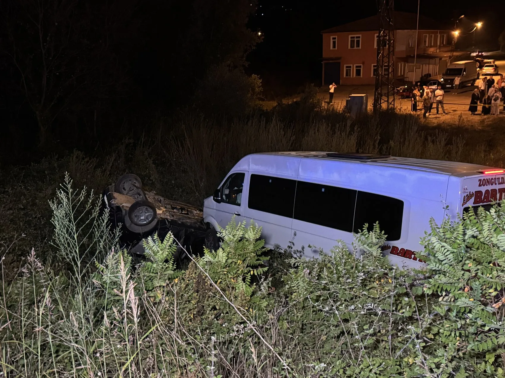 Bartın'da minibüs ile otomobil çarpıştı, 11 yaralı hastanede