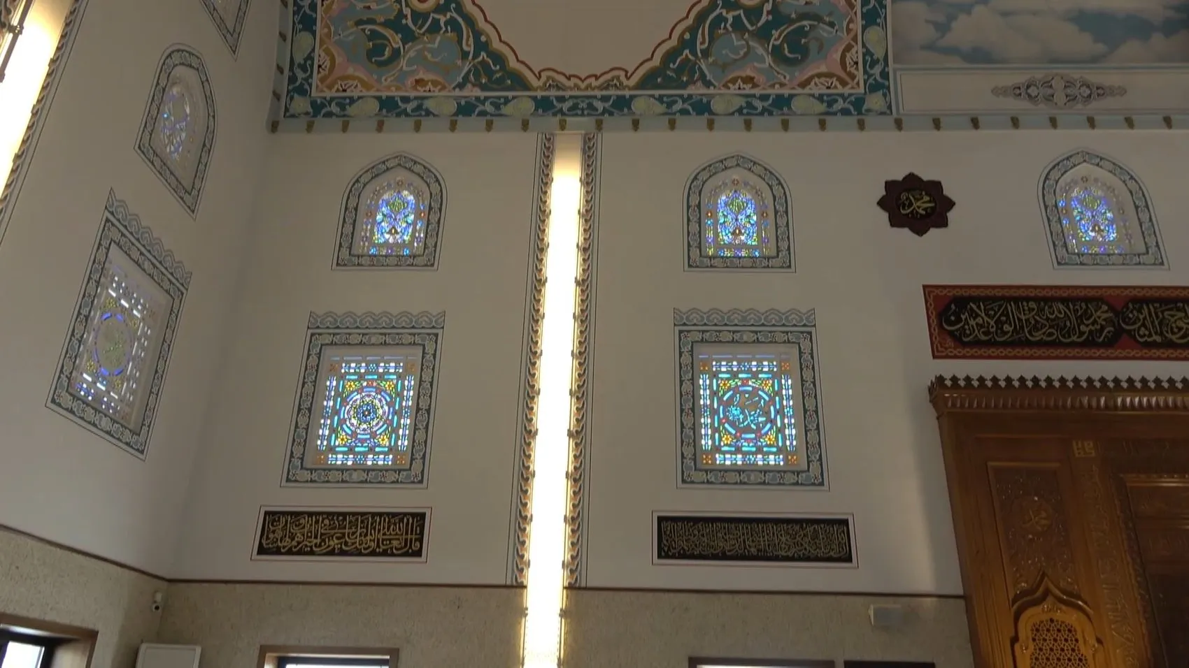 Bursa'da gökyüzü altında namaz kıldıran cami
