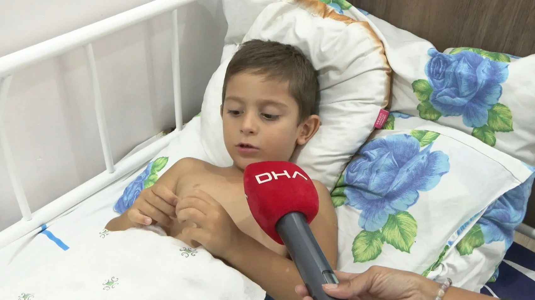 Bahçeye giren 4 yaşındaki Ediz'in üstüne futbol kalesi devrildi