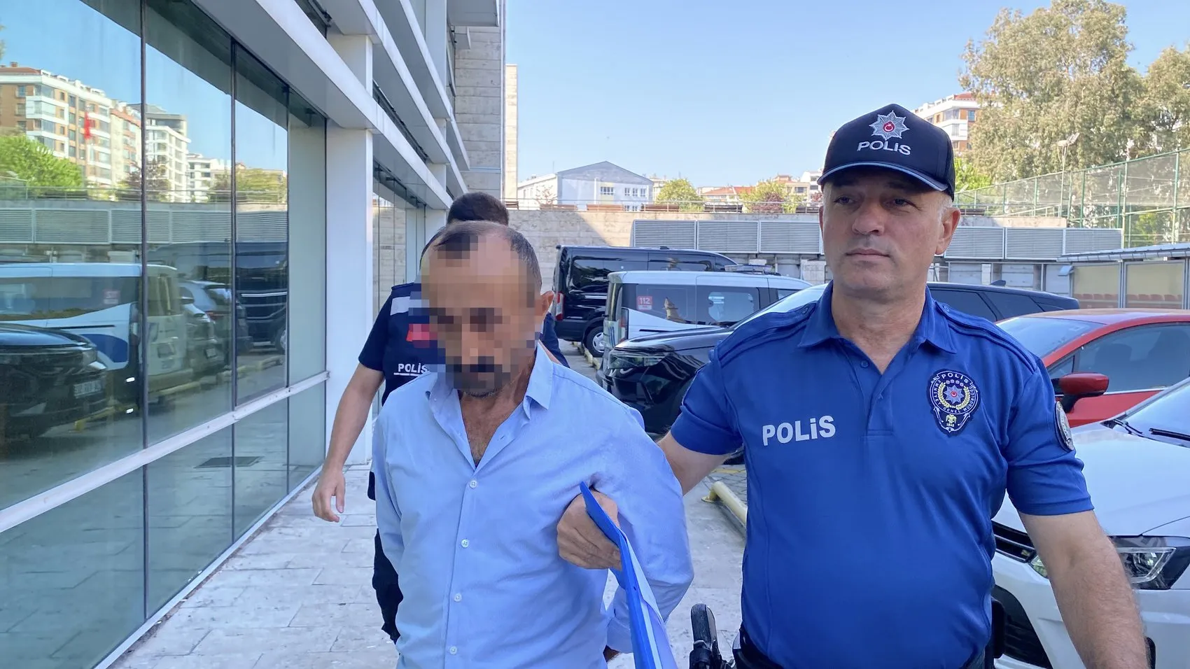 Akrabasını darp edip arabaya bindirdi, polis yakaladı