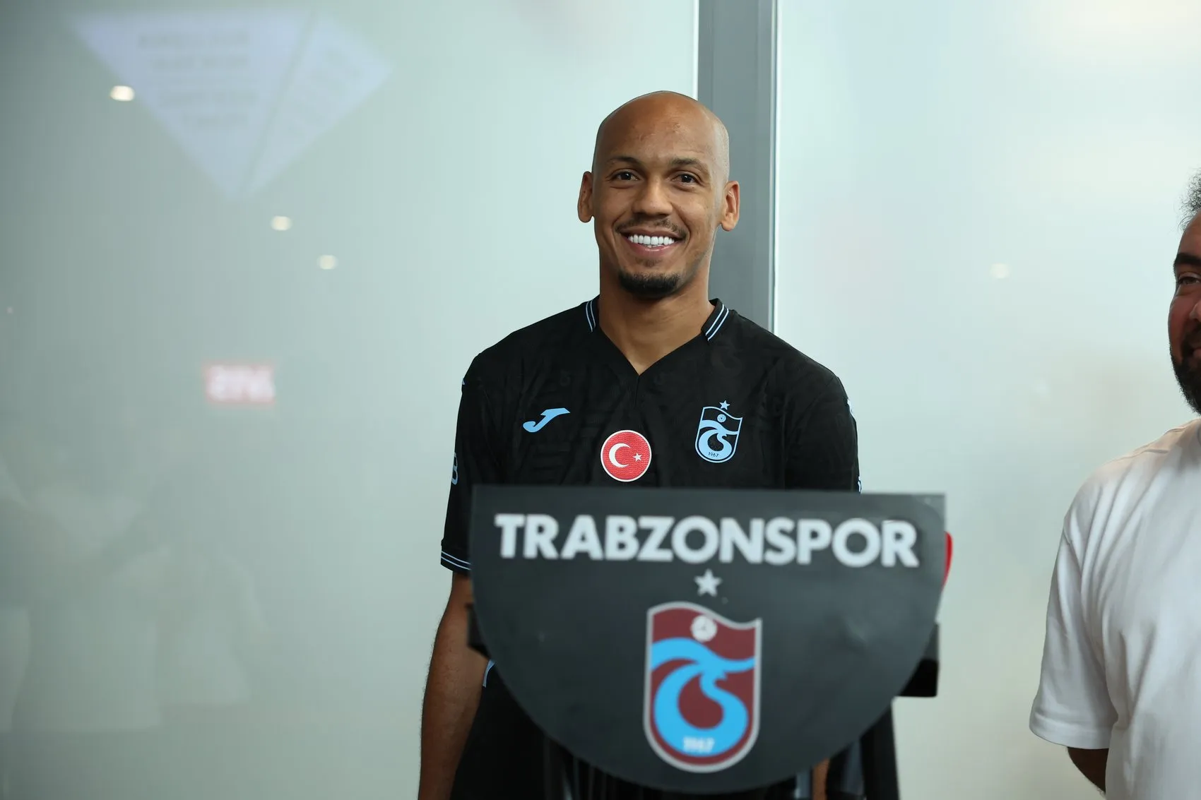 Fabinho Trabzon'da, taraftar havalimanında coşkuyla karşıladı