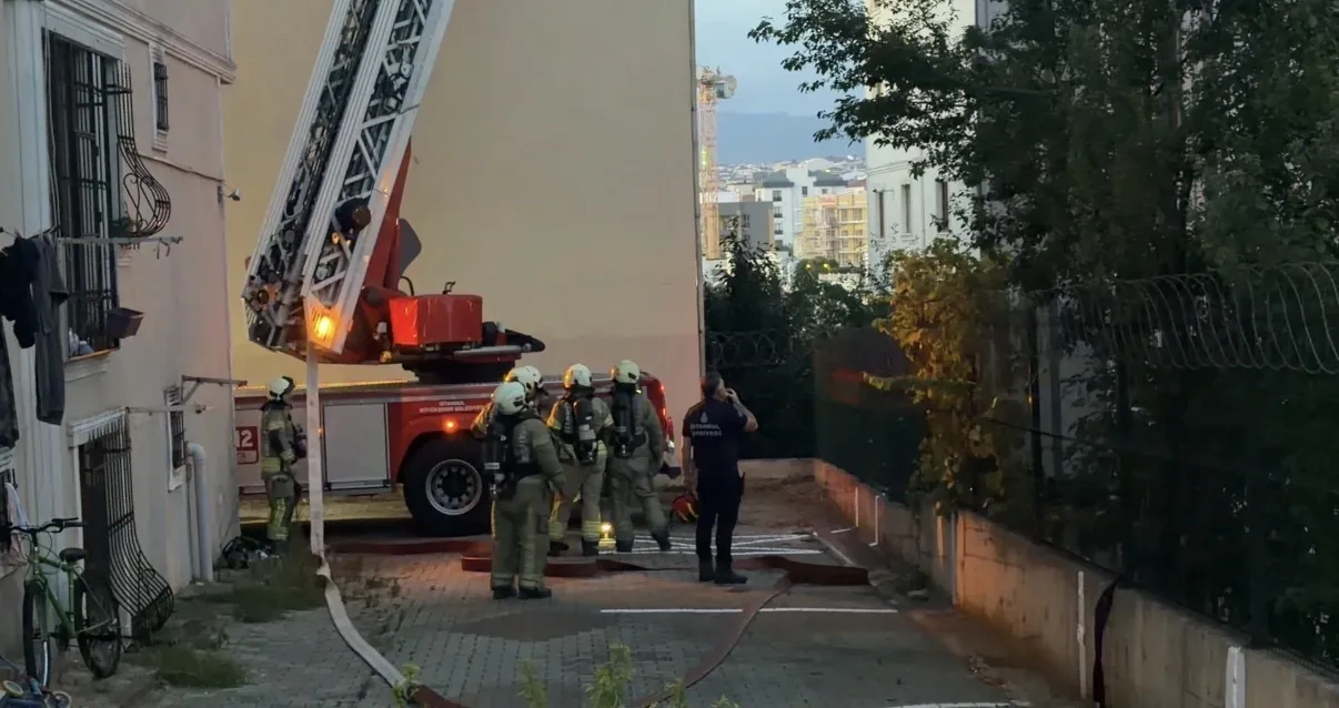 Ümraniye'de çatı yangını paniği, itfaiye alevlere hızlı müdahale etti