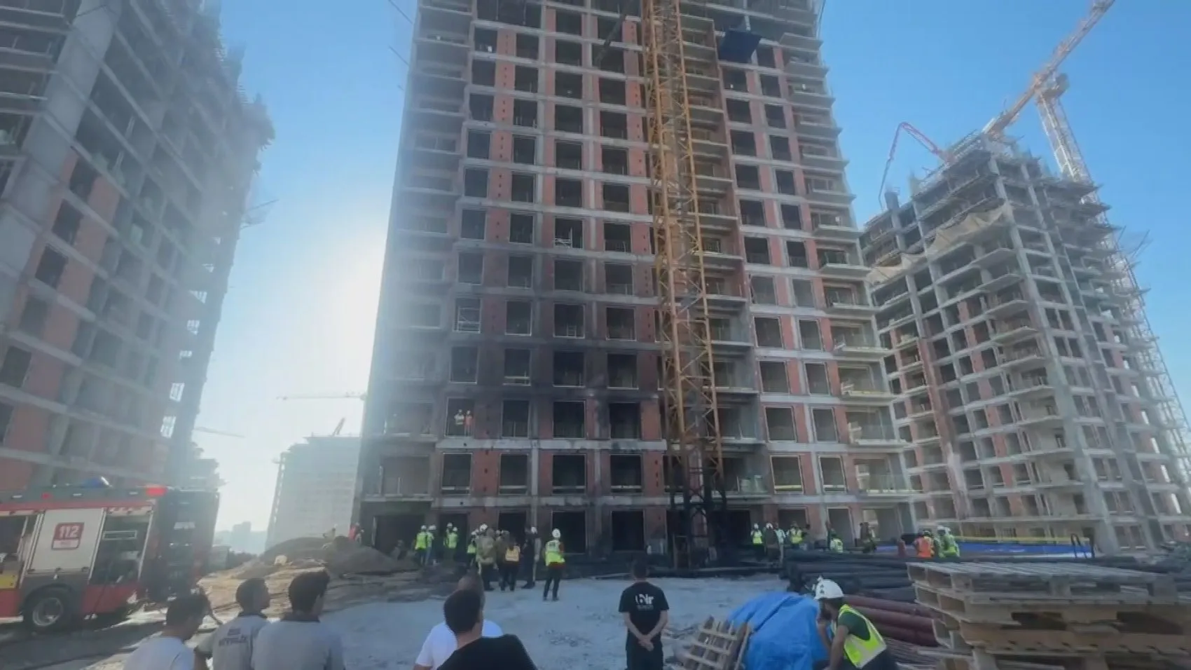 İnşaat alanında yangın çıktı, alevler kule vincine sıçradı