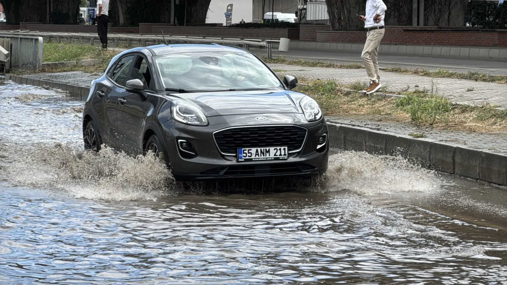 Samsun’da şiddetli yağış trafiği felç etti