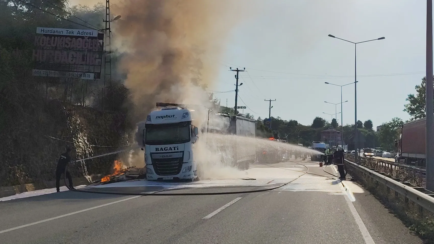Giresun'da seyir halindeki TIR alevlere teslim oldu
