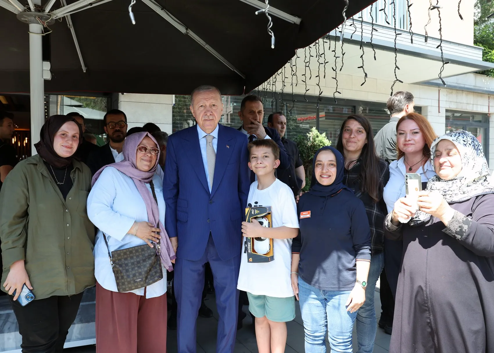 Erdoğan Üsküdar'da esnafla buluştu, çocuklara oyuncak dağıttı
