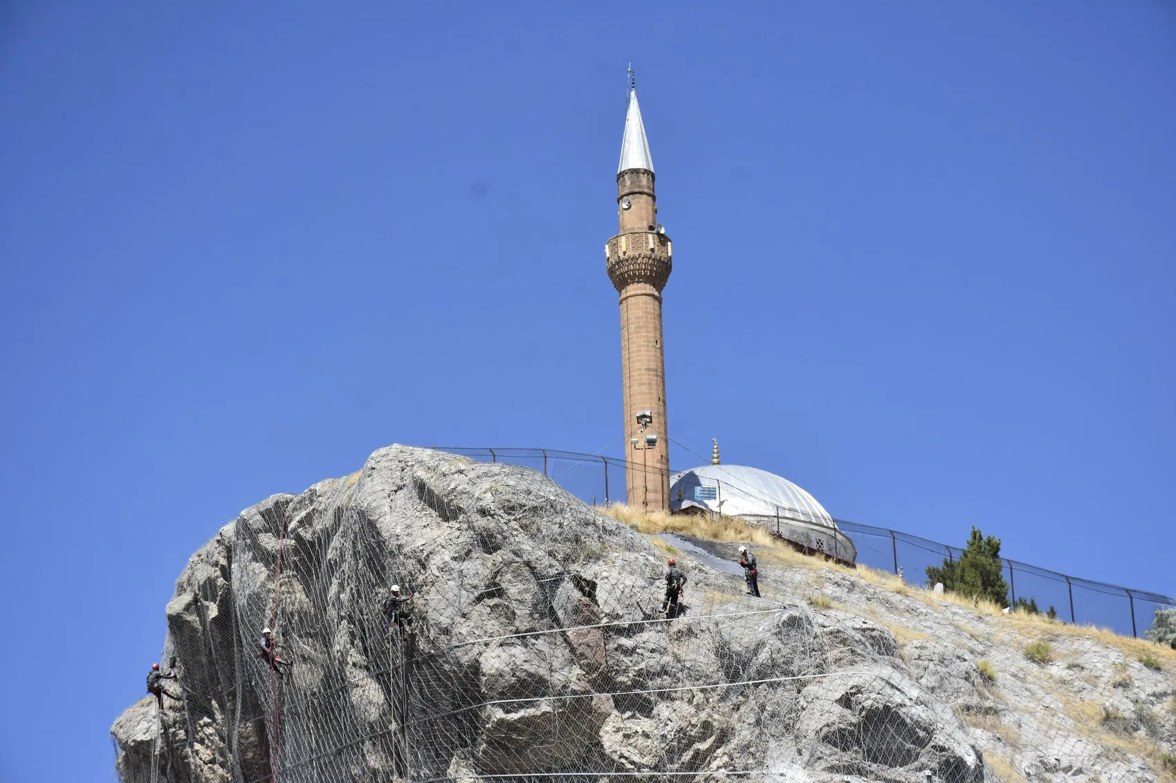 Sivas'ın doğal anıtı taş düşmelerine karşı çelik ağlarla kaplandı