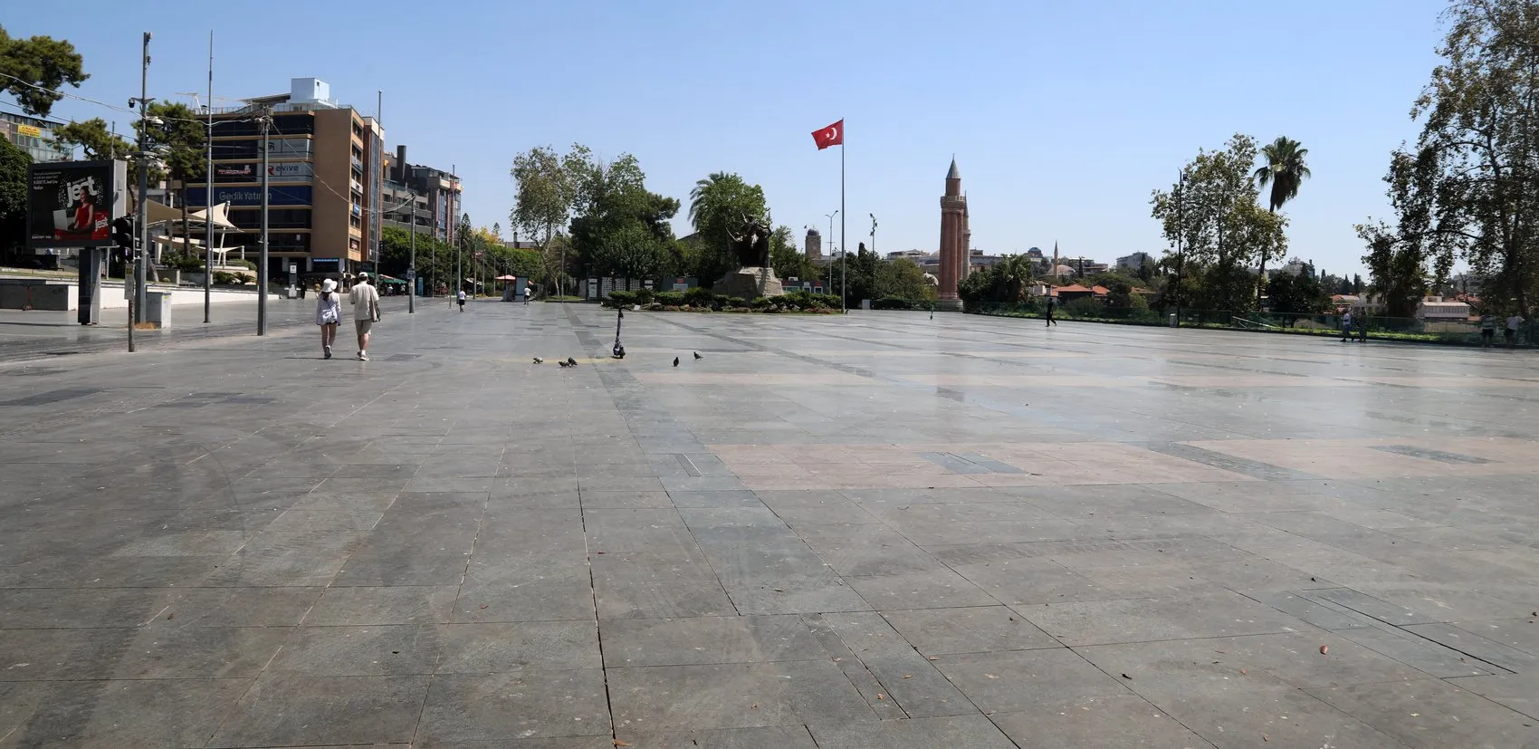 Antalya kavurucu sıcakla tanıştı meydanlar boşaldı