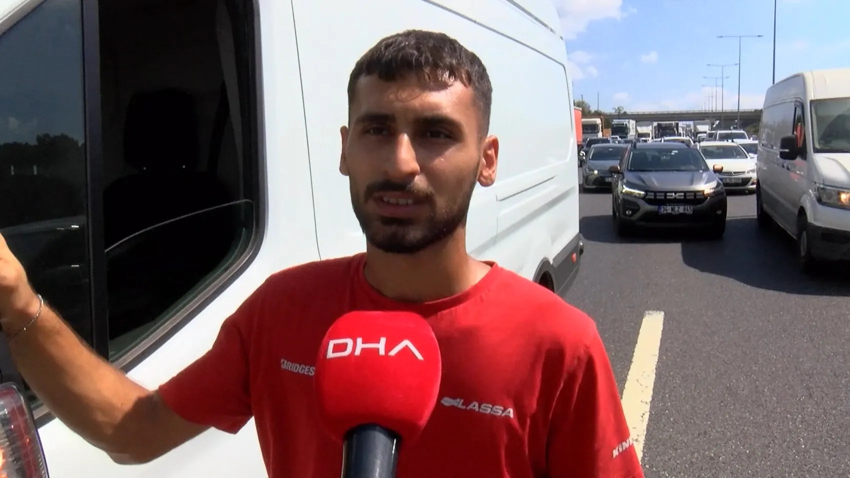 Otomobil kamyonete arkadan çarptı O yolda trafik durdu