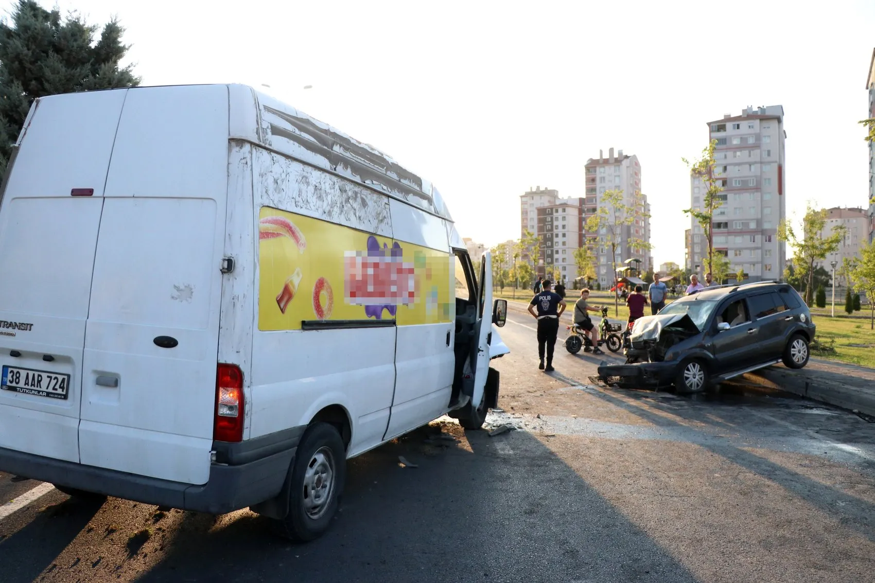 Kayseri'de kontrolden çıkan otomobil karşı şeritteki minibüse çarptı