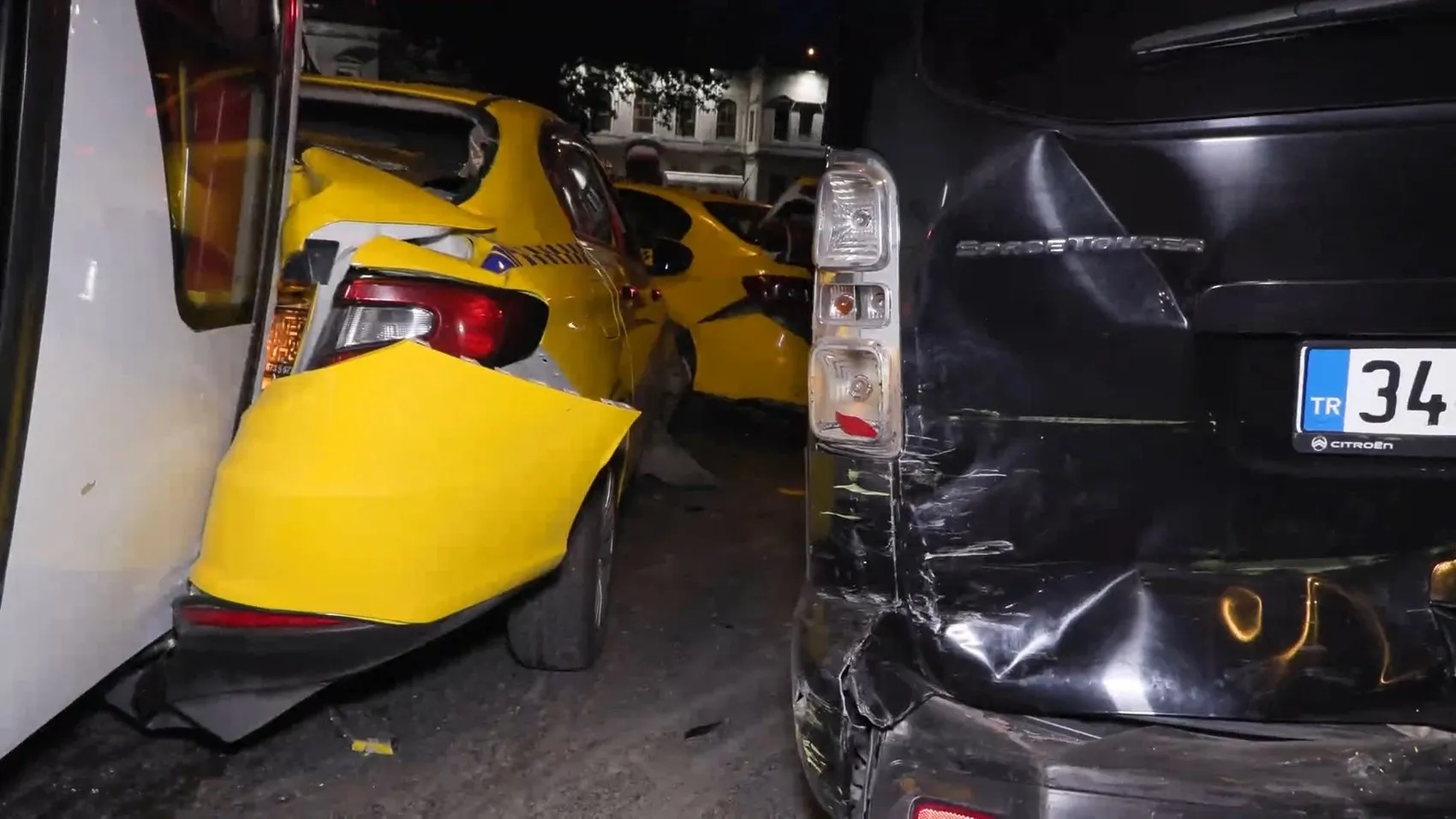 Beyoğlu’nda servis minibüsü sekiz aracı birbirine kattı