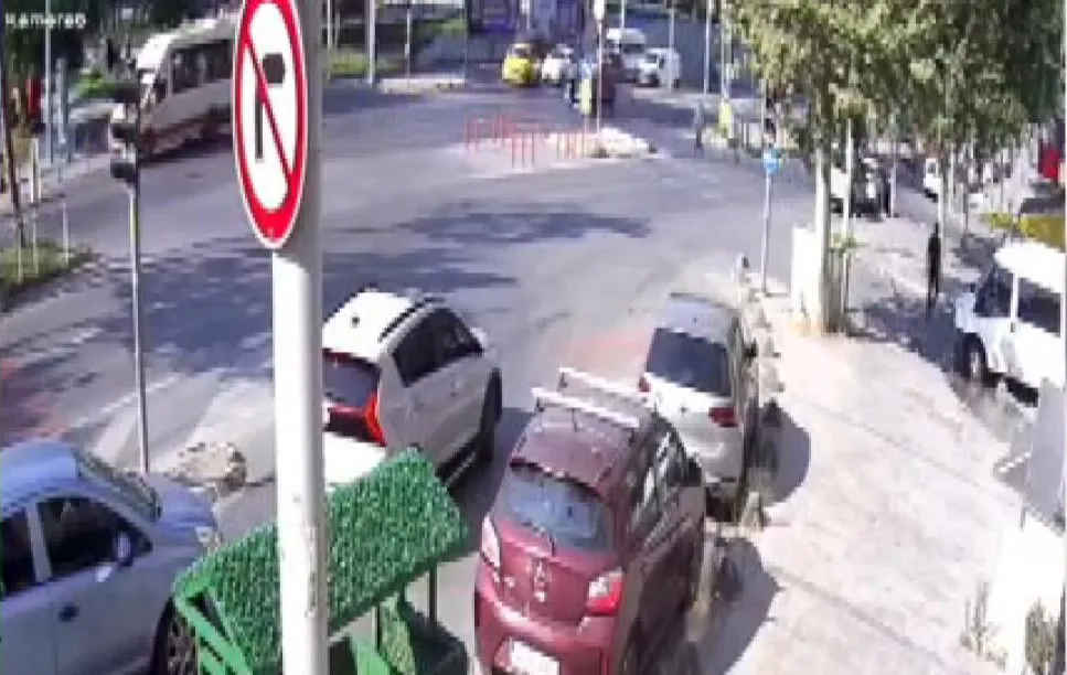 Sultangazi'de yaya yüzünden kaza yapan sürücü trafik ışığına çarptı