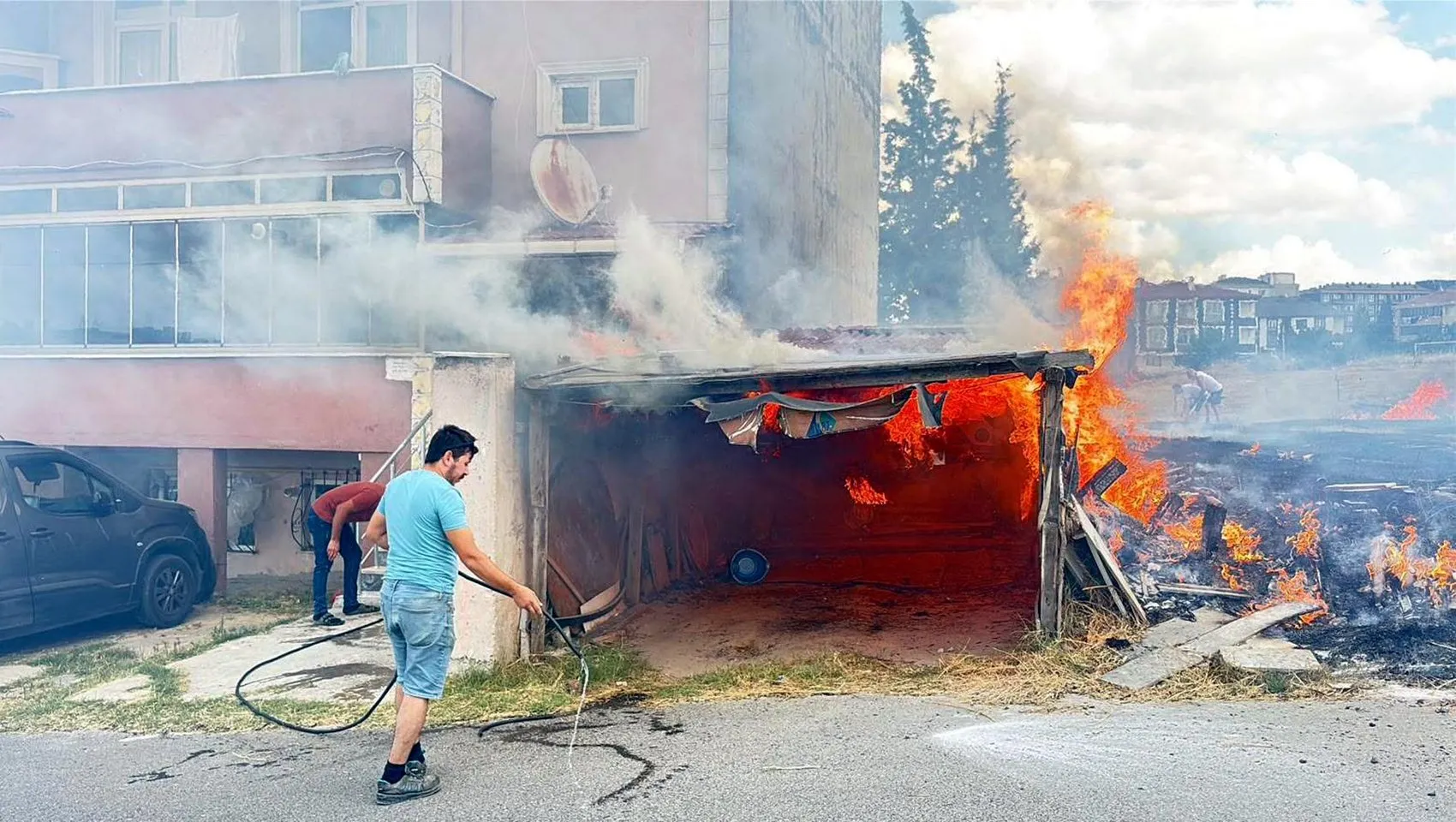 Tekirdağ'da otluk alanda çıkan yangın binaya sıçradı