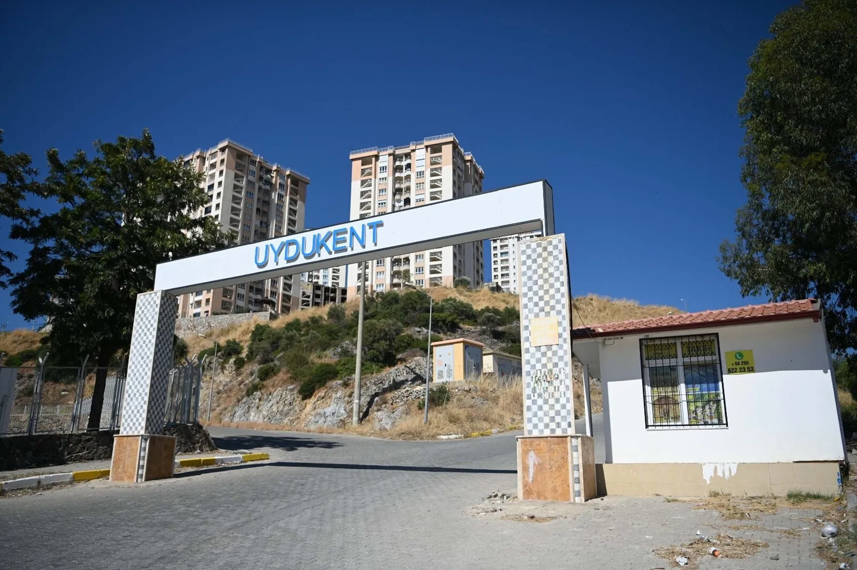 Kuşadası'nda evini kontrol etmeye giden aileye dehşet dolu saldırı