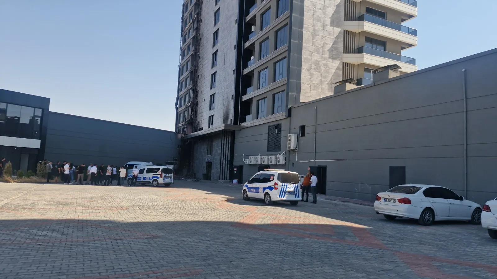 Diyarbakır'da gece yarısı yangın 13 katlı plaza küle döndü