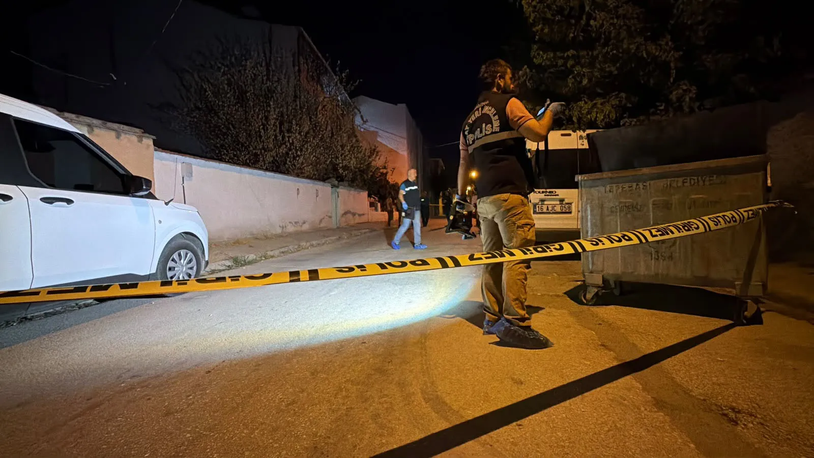 Alkol masasında arkadaşını bıçakladı, bıçağı çöpe attı