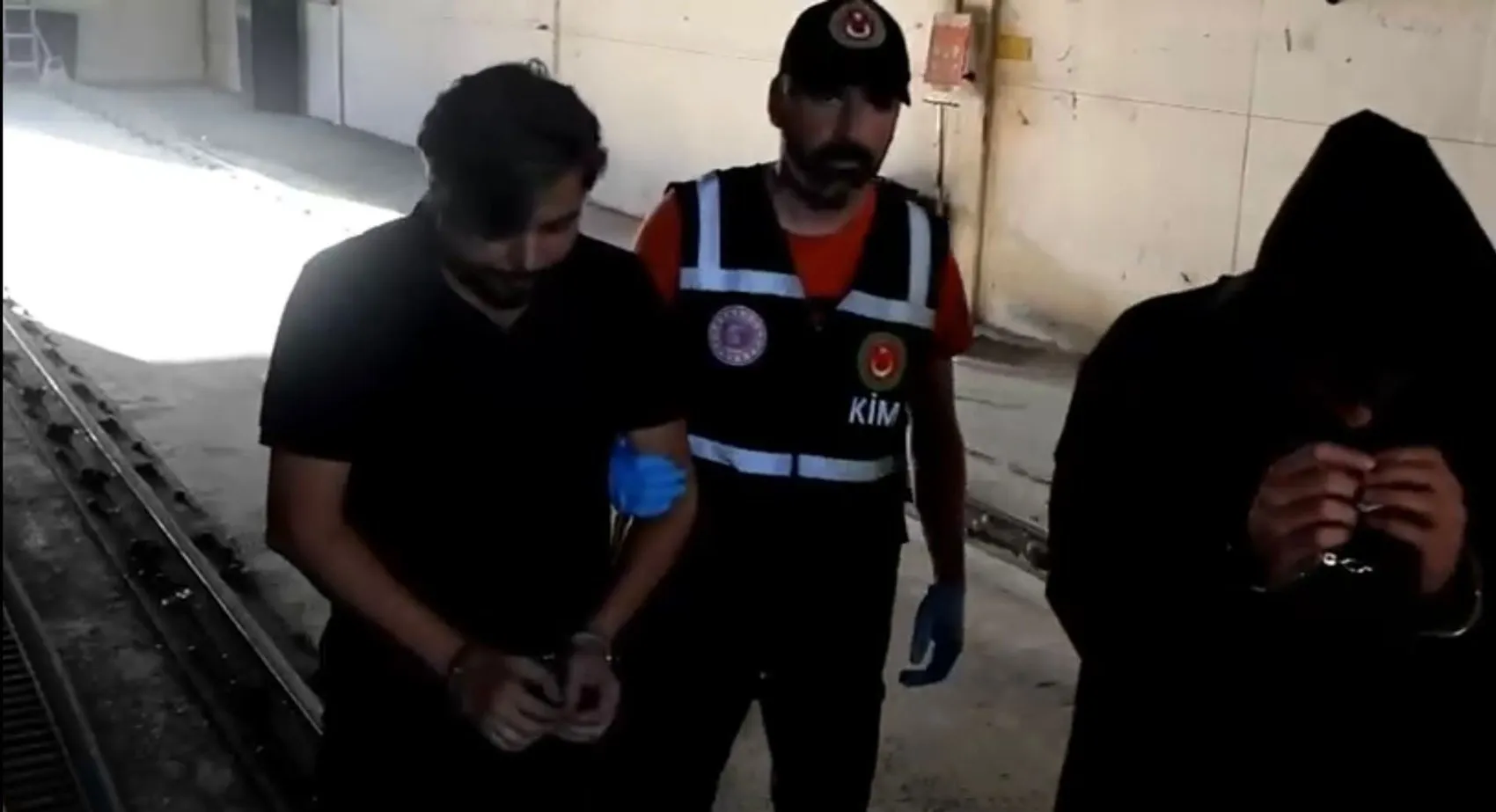 Sınır kapısında şaşırtan operasyon: Ünlü isim TIR dorsesinin altında yakalandı