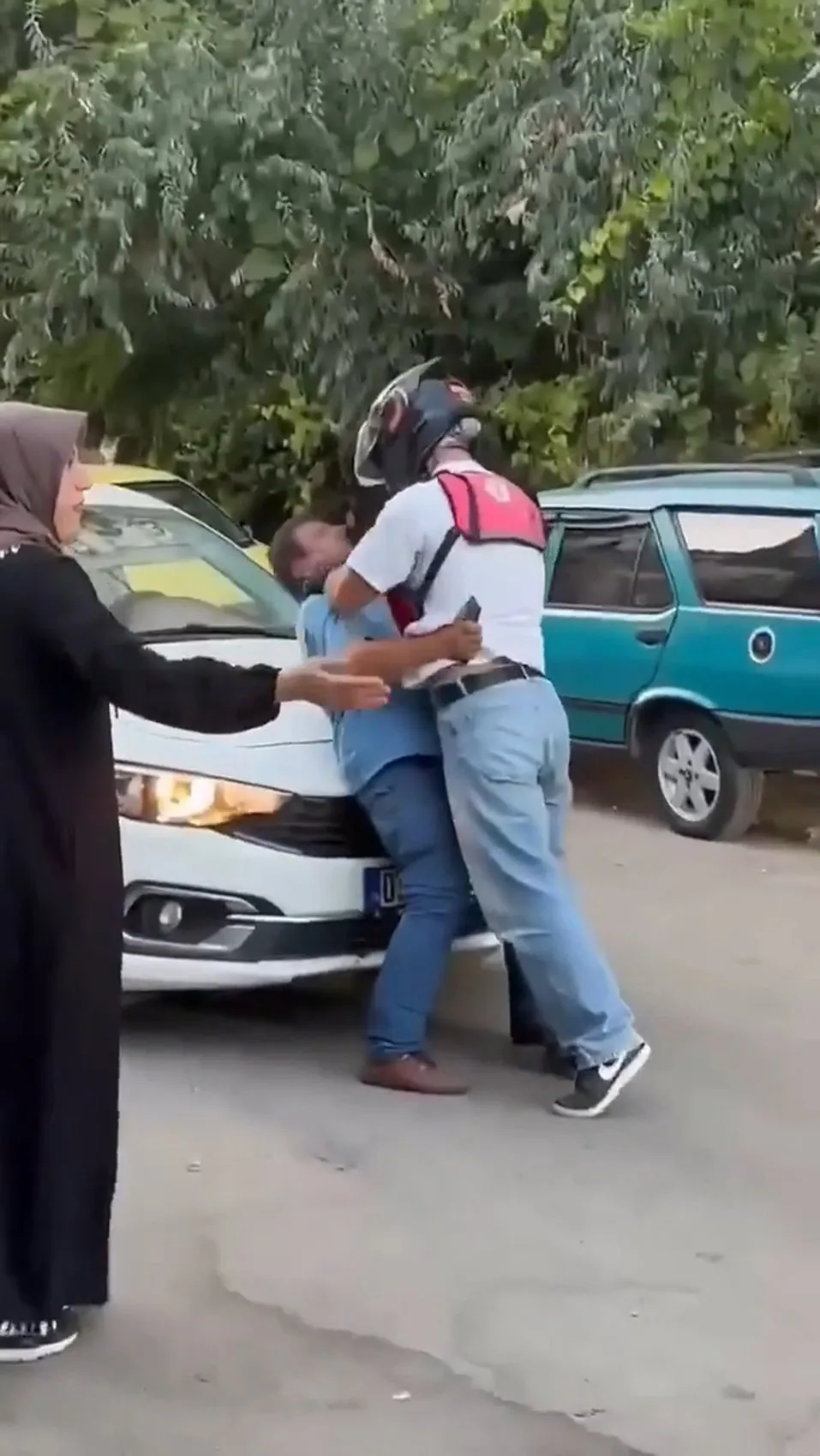 Antalya'da yol verme kavgası Motokurye sürücüyü kaputa yatırıp yumrukladı