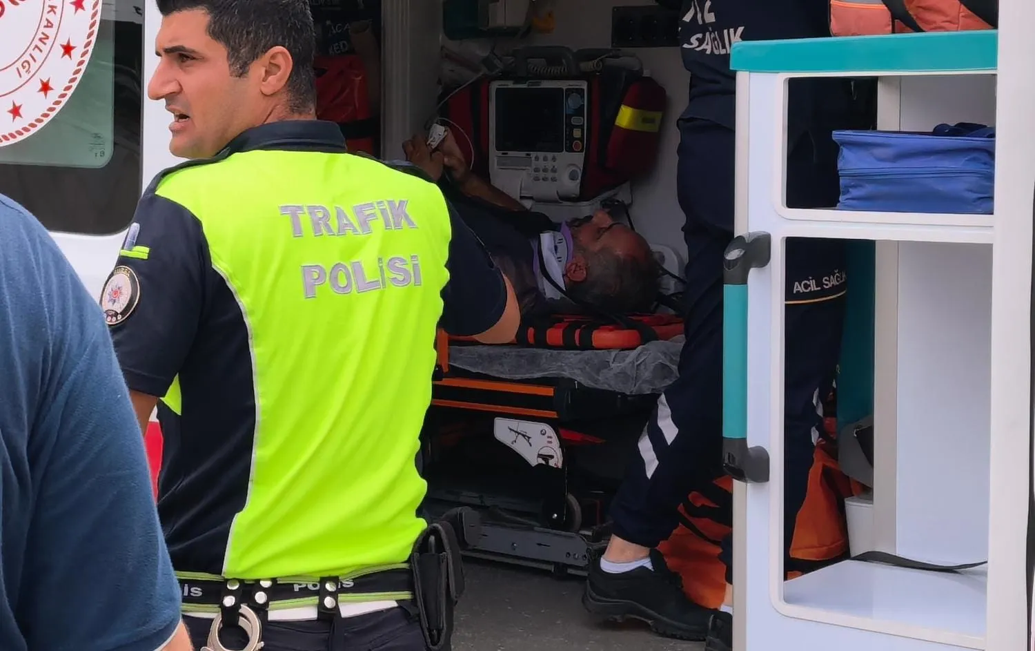 Ambulansın başından bir an olsun ayrılmadı: Kazaya sebep olan köpeğin vefası şaşırttı