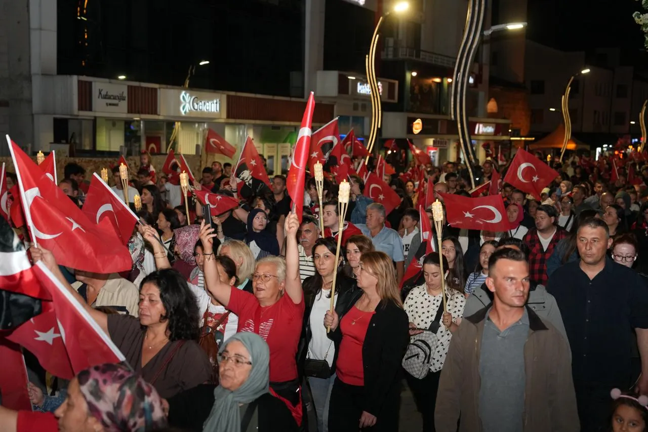 Bolu sokakları 30 Ağustos coşkusuyla aydınlandı