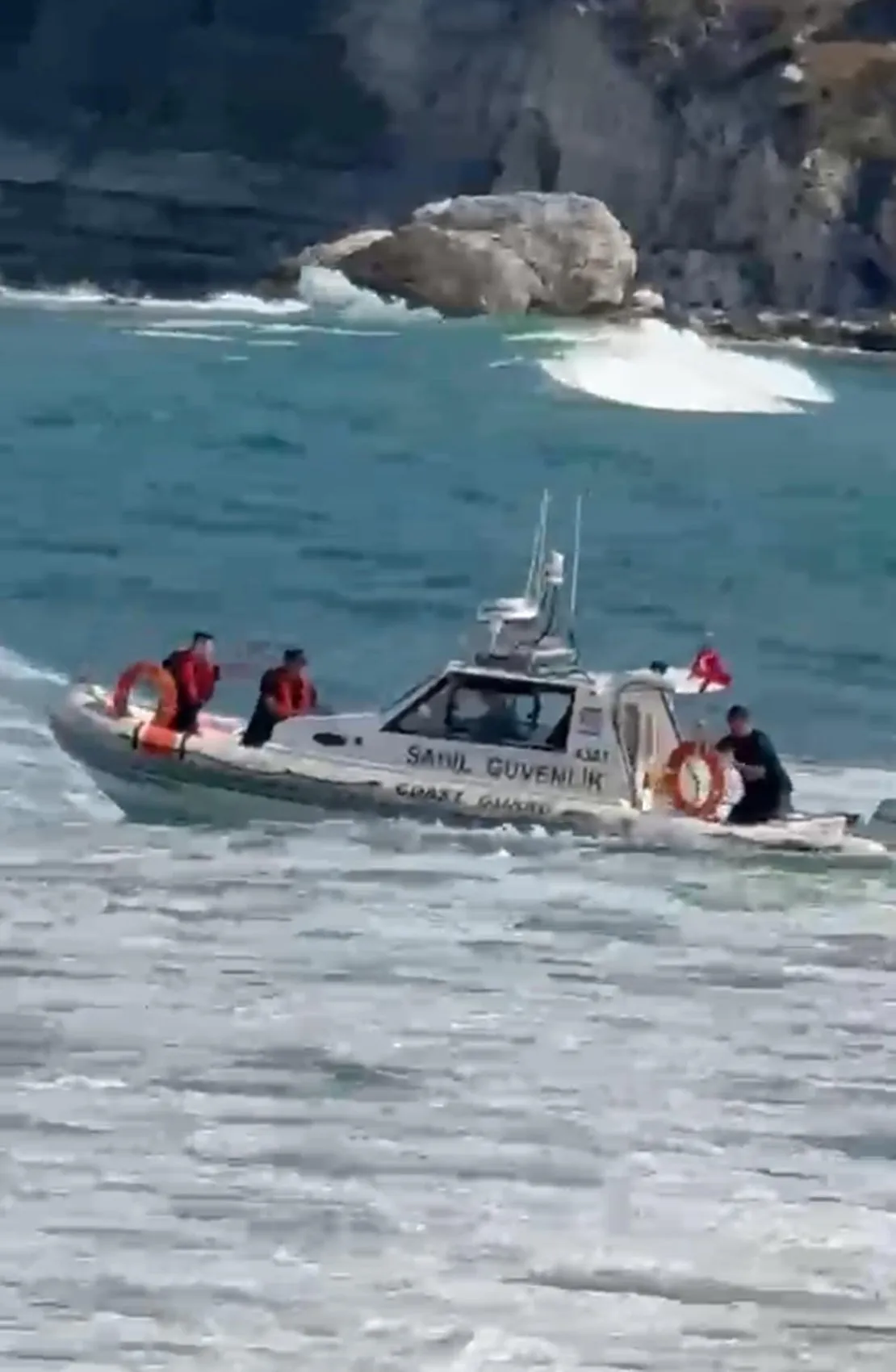 Karadeniz’in Öfkeli Dalgalarına İnanmadılar Yasak Dinlemeden Denize Giren 3 Genç Son Anda Kurtarıldı, 1 Kişi Kayıp