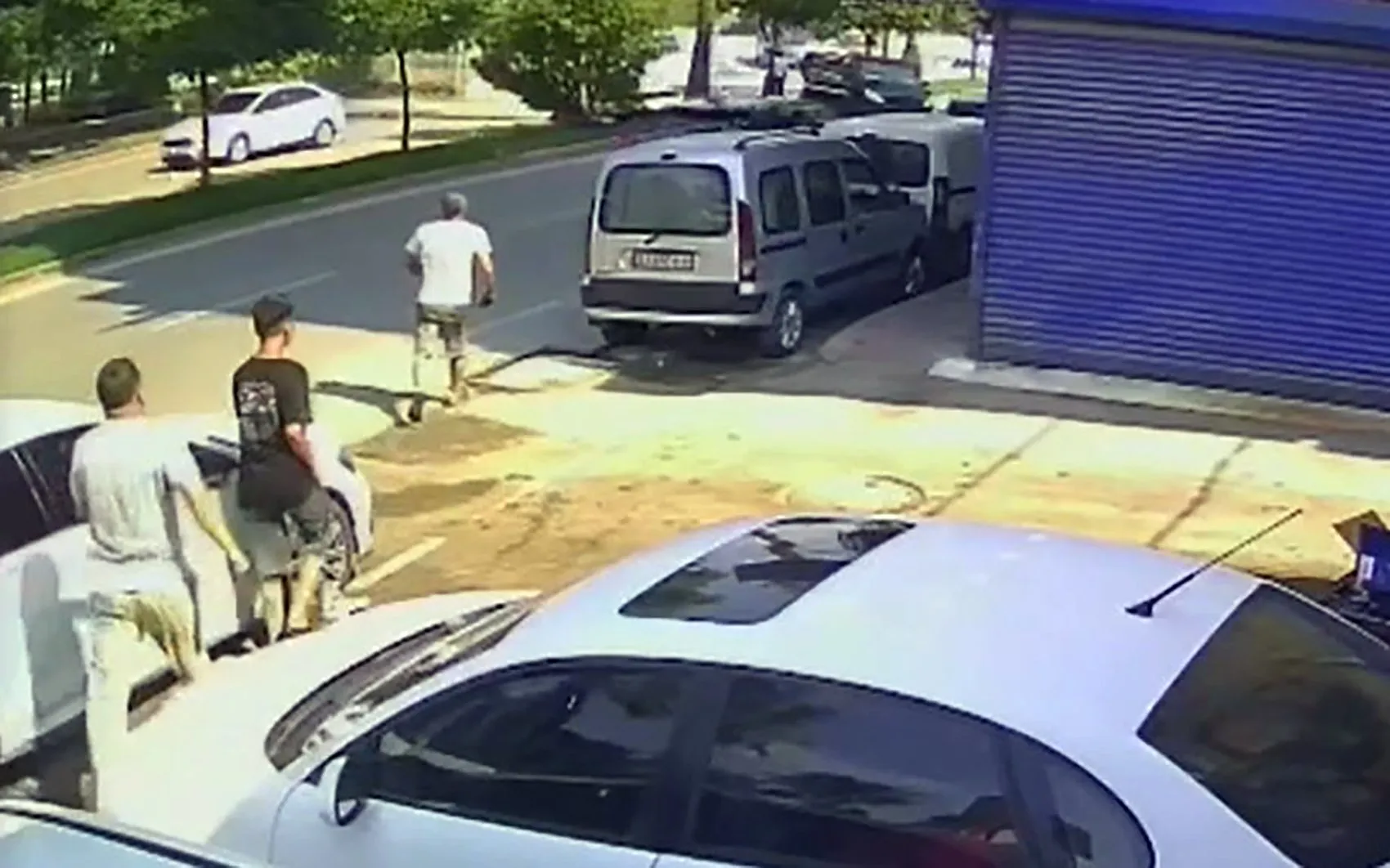 Adana'da kontrolden çıkan otomobil ağaca çarptı