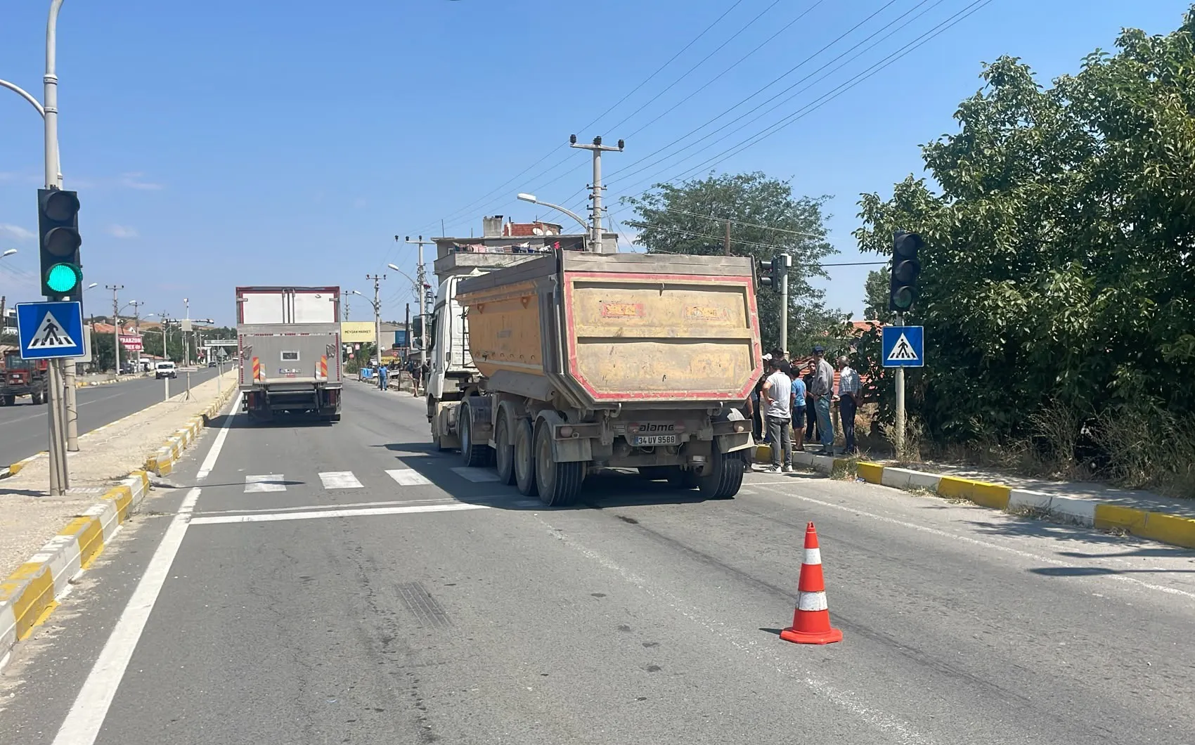 Keşan yolunda hafriyat kamyonu yaşlı adama çarptı