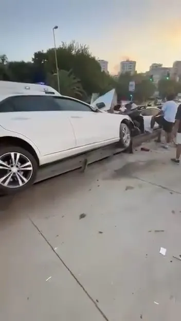 Sabahın ilk ışıklarında Kadıköy'de korkutan trafik kazası