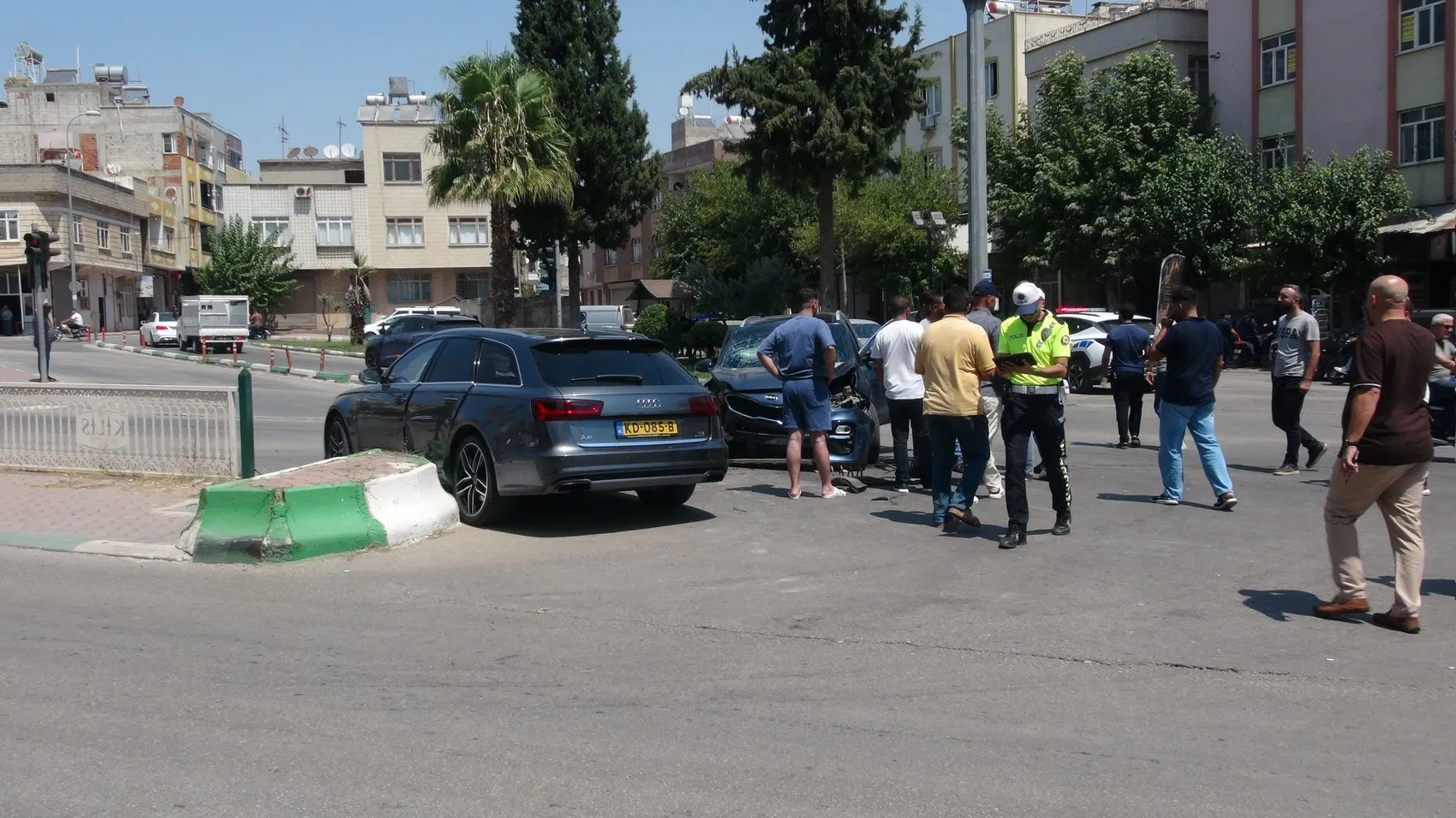 Kilis'te iki otomobil kavşakta çarpıştı 4 kişi hastanelik oldu
