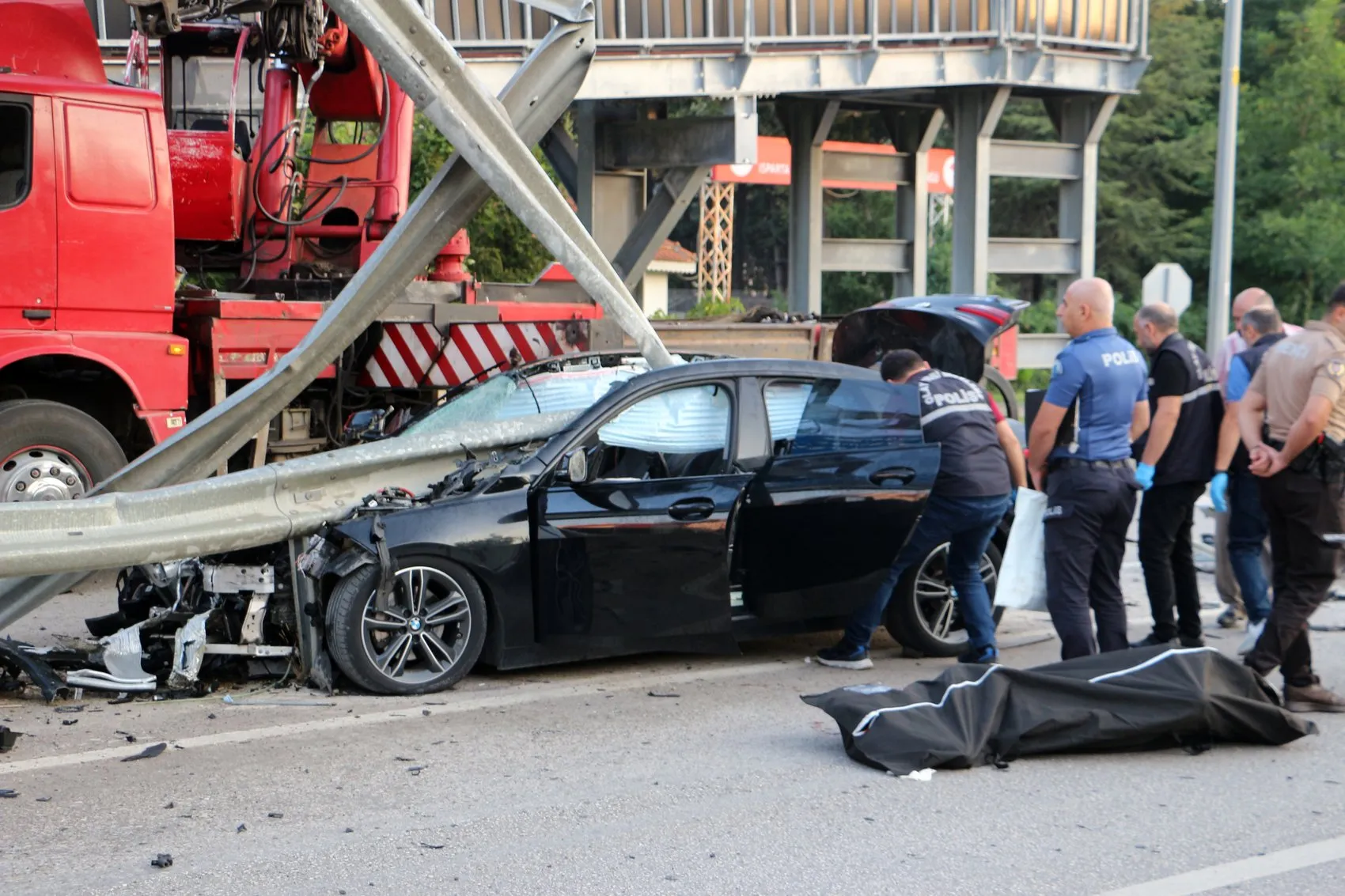 Isparta'da otomobil bariyerlere çarpıp ikiye bölündü