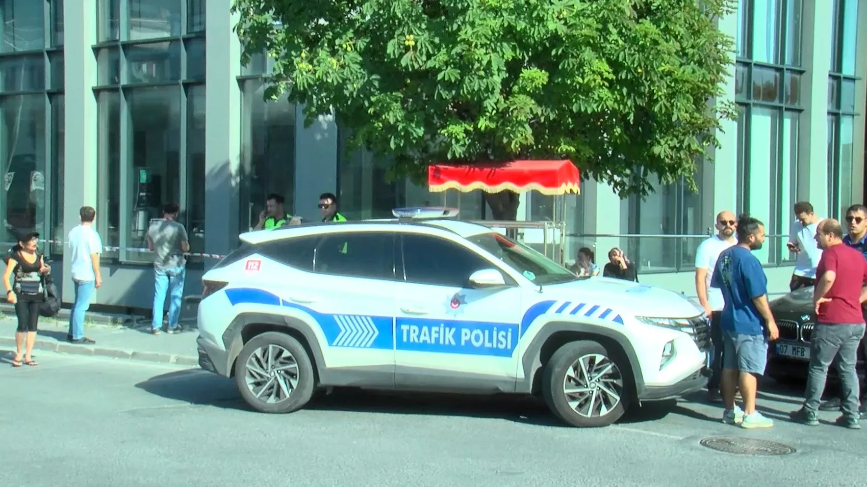Bakırköy'de kaza yapan otomobil apartman boşluğuna uçtu