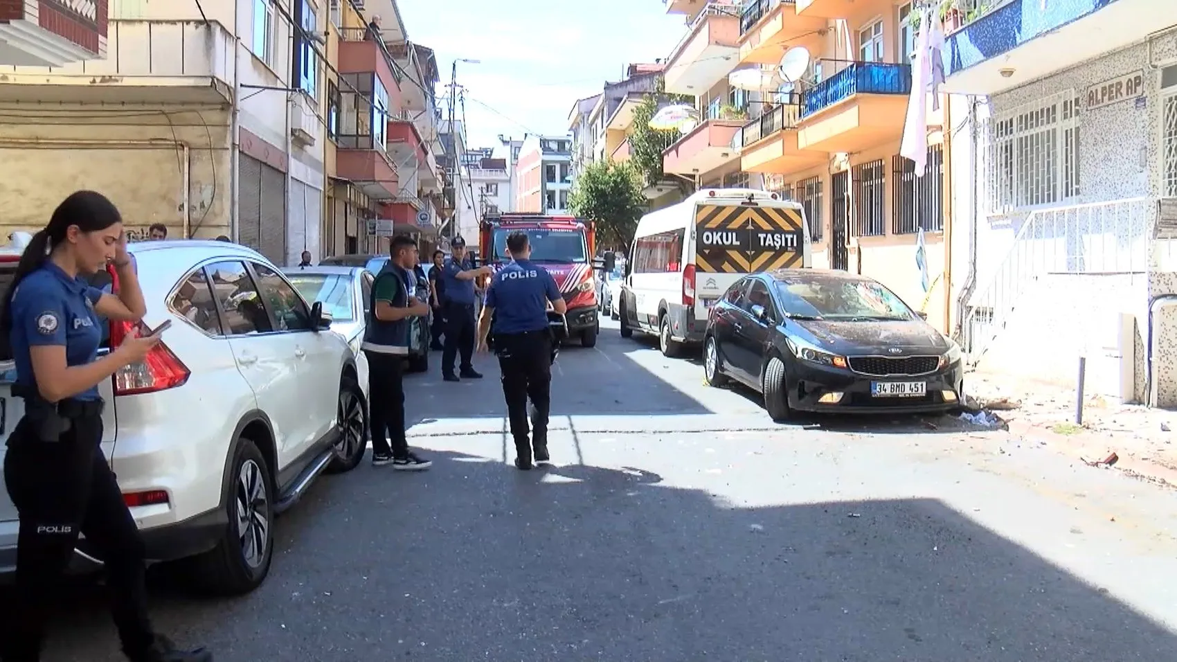 Ümraniye'de apartman balkonu büyük bir gürültüyle caddeye indi