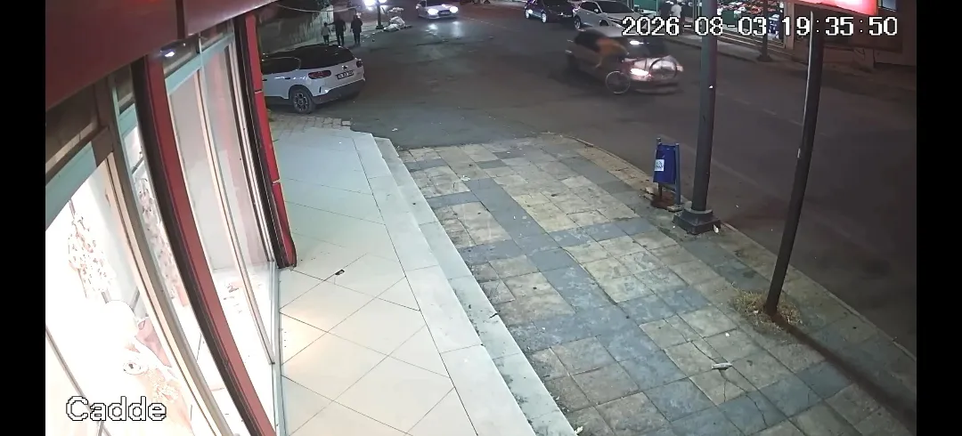 Batman'da bisikletliyle otomobilin çarpıştığı kaza kameraya yansıdı
