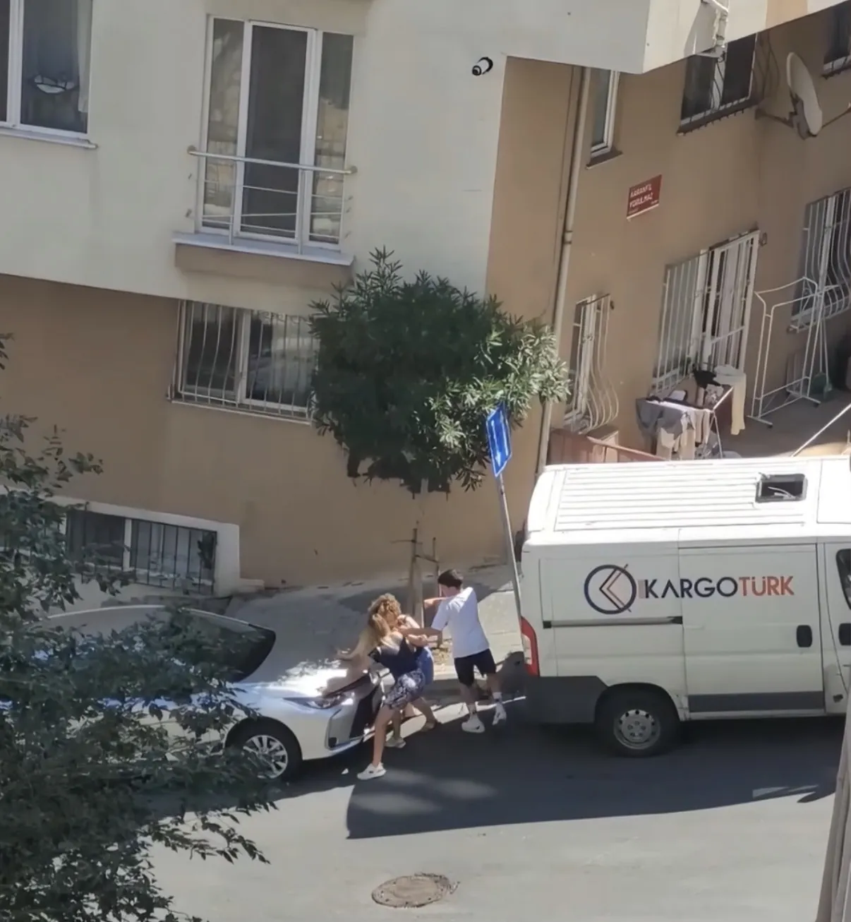 Okul kaydı için gitti, sokakta annesiyle kavga etti İki kardeş şikayetçi oldu