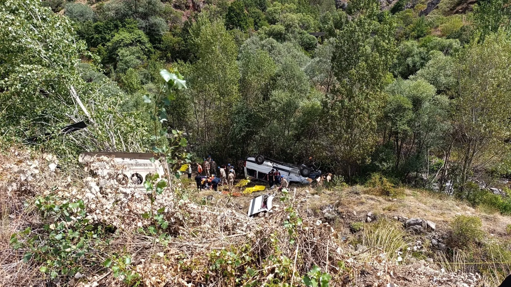 Sivas Suşehri yolunda minibüs uçuruma sürüklendi