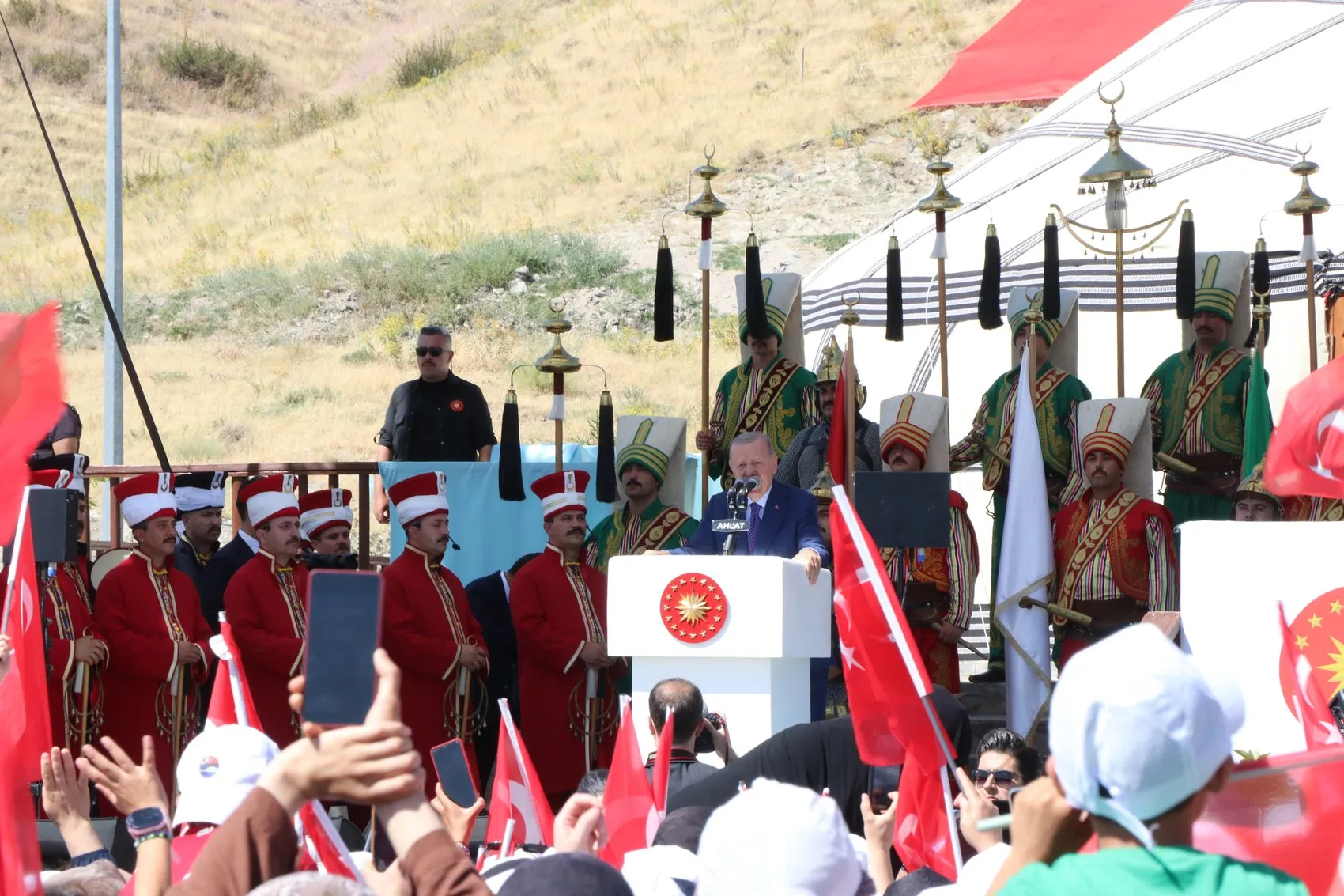 Erdoğan Ahlat'ta meydan okudu Kirli elleri biliyoruz, hesap soracağız