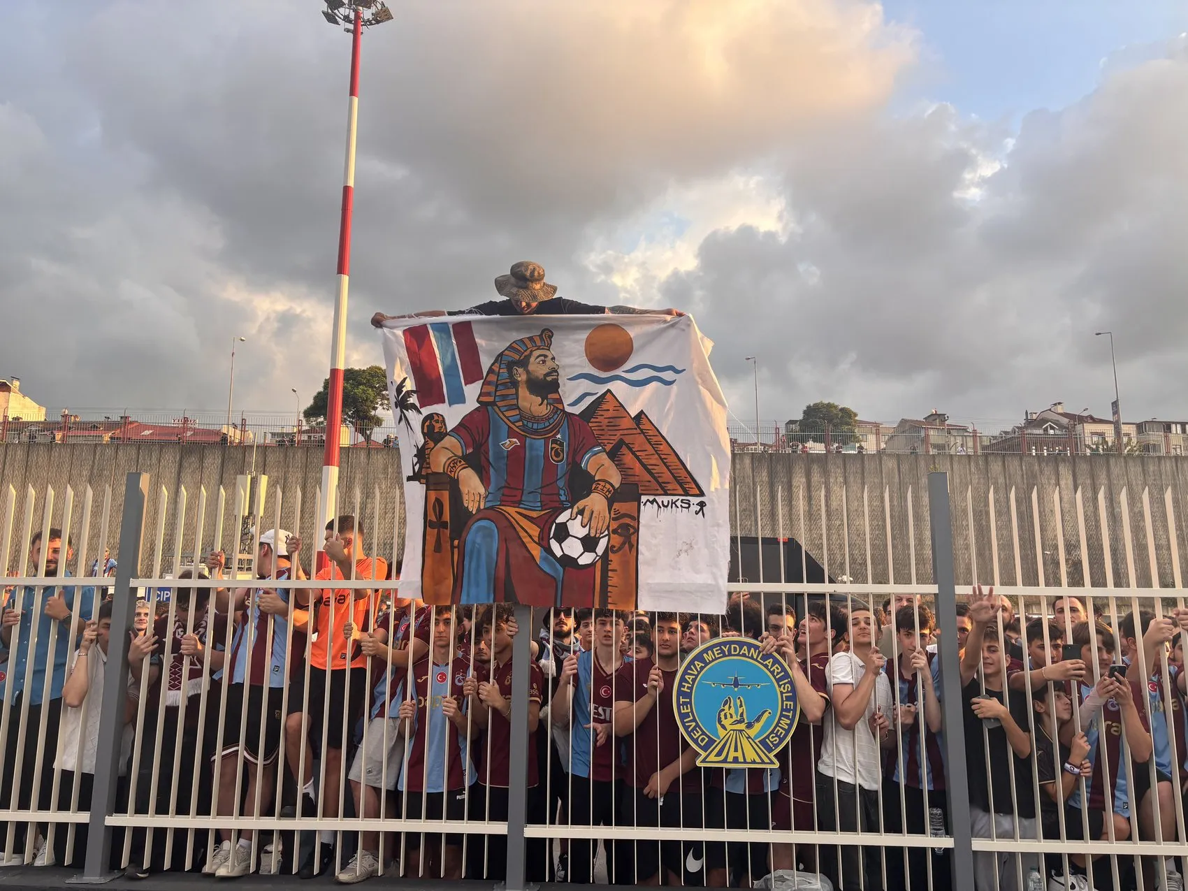 Trabzonspor dünya yıldızı Mohamed Salah’ı dev bir kalabalıkla karşıladı