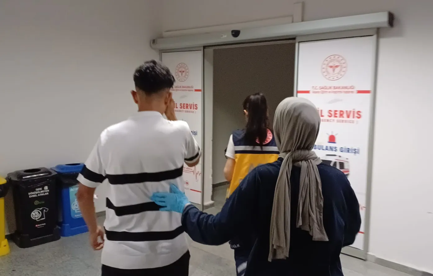 Aksaray’da durakta şakalaşan iki arkadaşın kavgası kanlı bitti