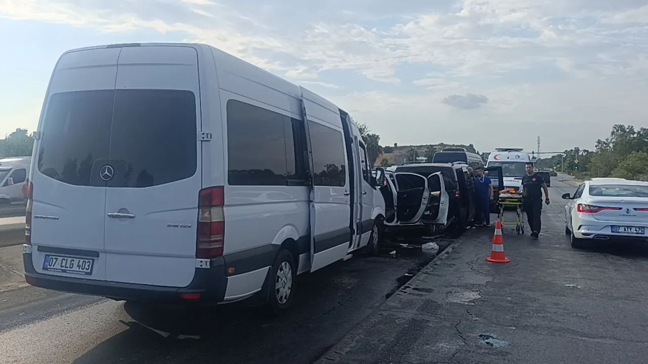 Manavgat yolunda zincirleme kaza 17 kişi hastaneye kaldırıldı