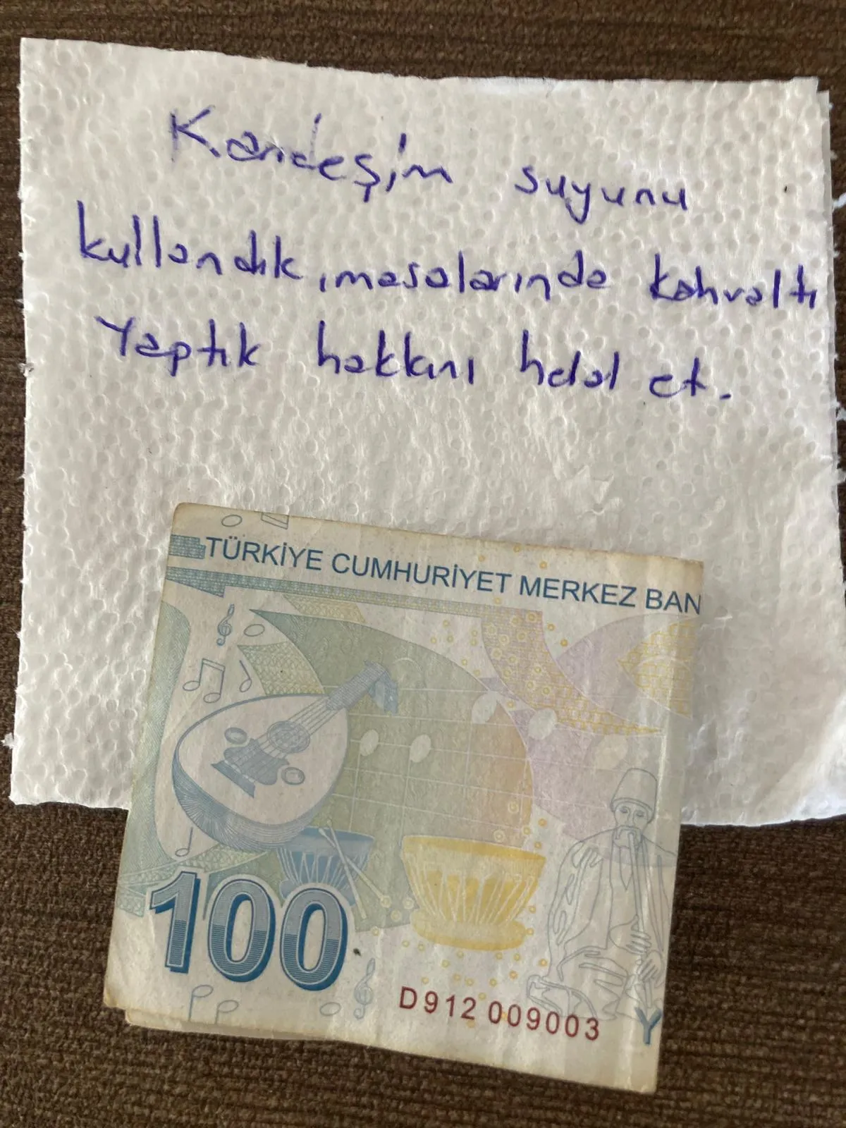 Pamukova’da dürüstlük örneği Kahvaltı yapan aile 100 lira bıraktı