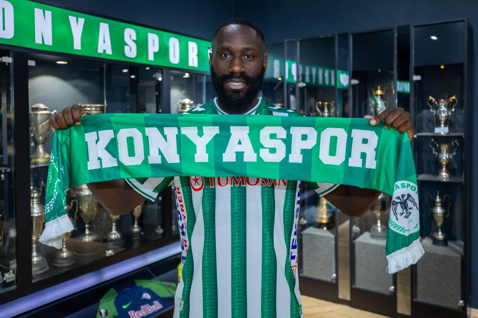 Konyaspor savunmaya tanıdık bir ismi transfer etti