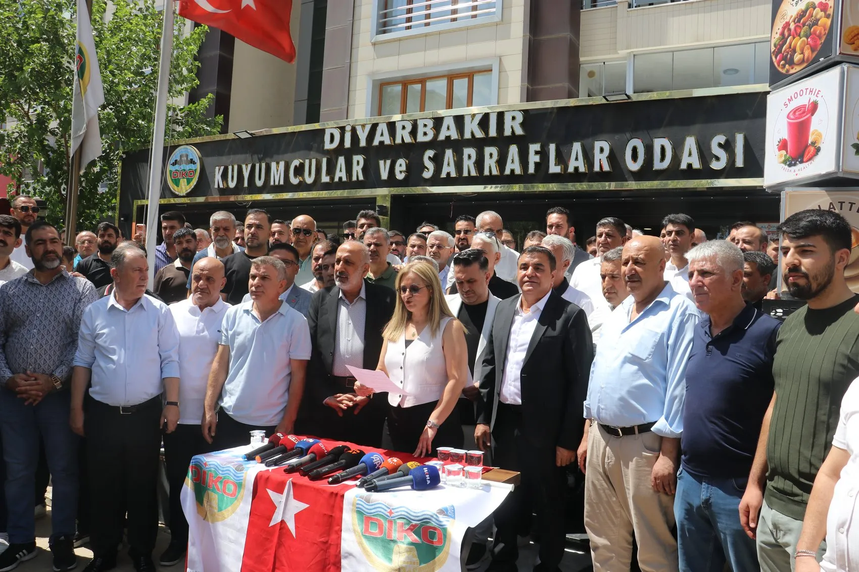 Diyarbakır kuyumcuları kepenkleri indirdi