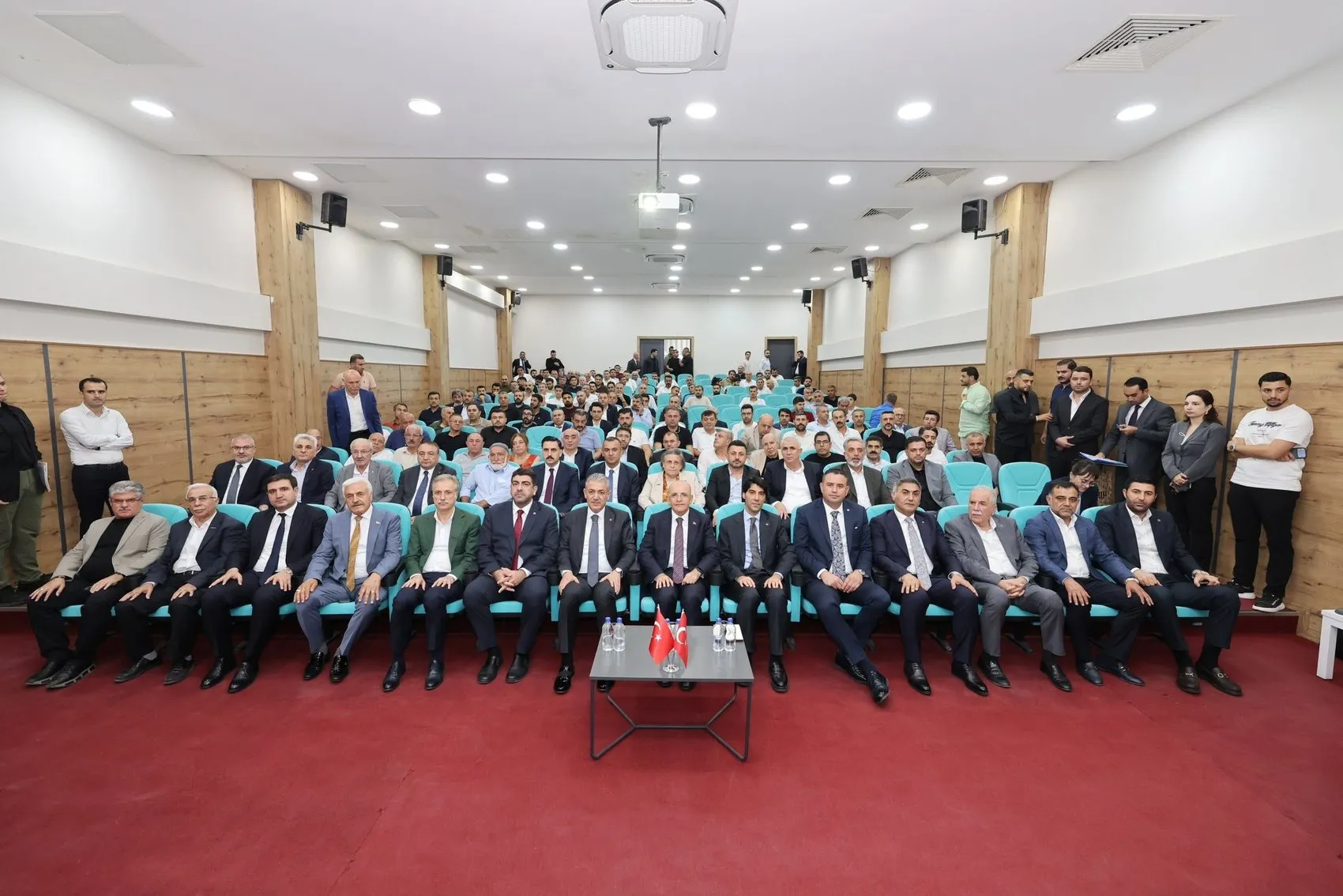 Mehmet Şimşek Mardin sanayicisiyle masaya oturdu