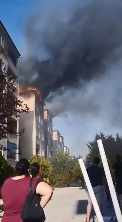 Silivri'de apartman çatısı alev aldı, bina tahliye edildi