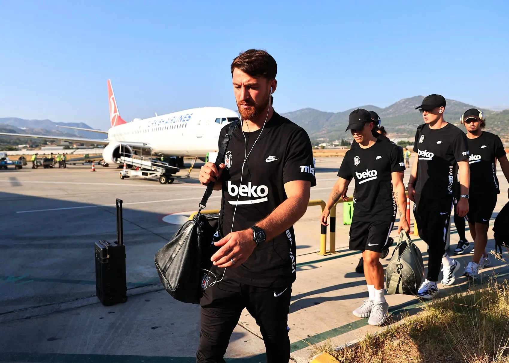 Beşiktaş Süper Lig mesaisi için Alanya’ya iniş yaptı